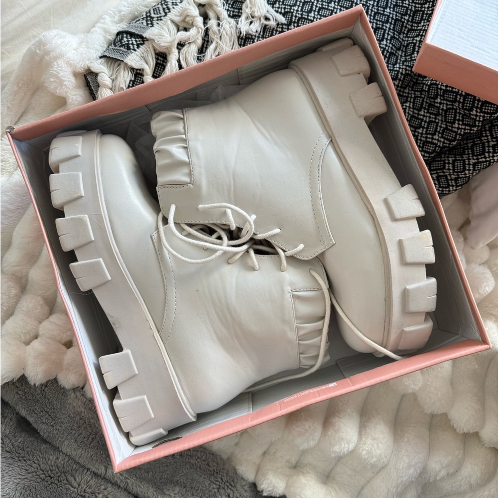 Lola Chunky beige boots